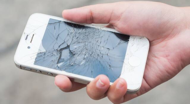 Si è rotto il vetro del tuo smartphone? Ecco quanto costa cambiarlo!