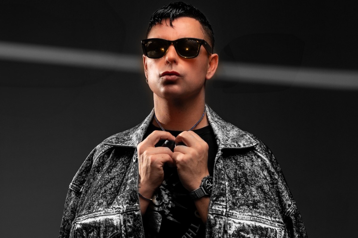 Un primo piano di Ivan Granatino con gli occhiali da sole