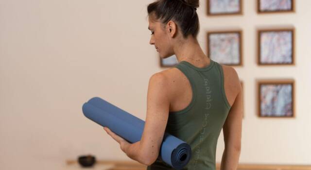 Fare yoga: idee e consigli per iniziare a praticarlo anche da casa