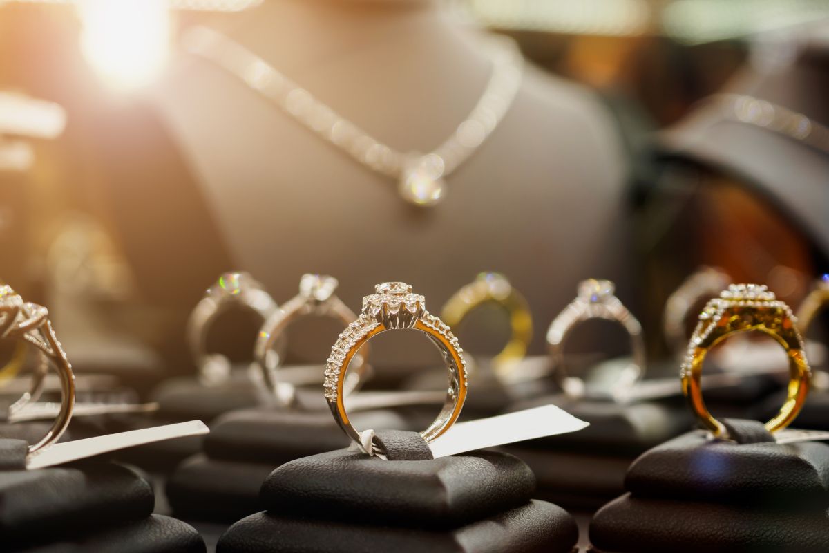 Gioielli anelli diamanti collane lusso