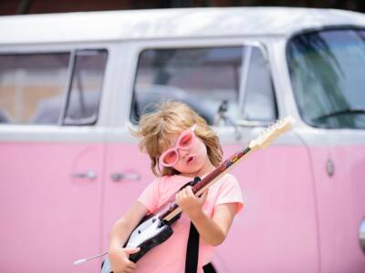 bambina chitarra rosa