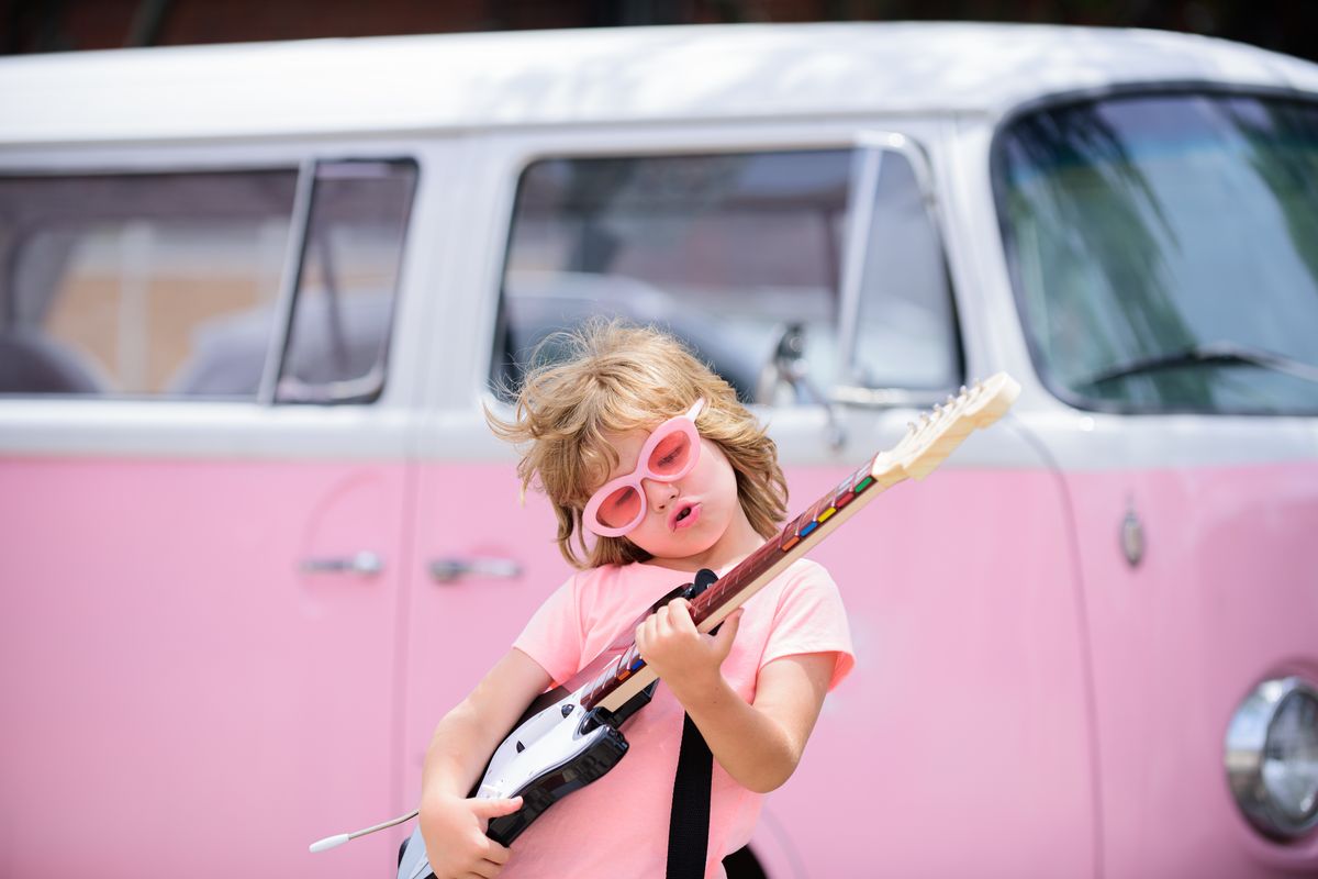 bambina chitarra rosa