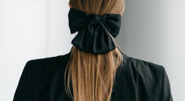 Ispanico e chic: il fiocco nero promette di essere l&#8217;accessorio hair più trendy del 2023