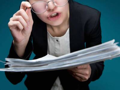 Donna occhiali sguardo arrabbiato