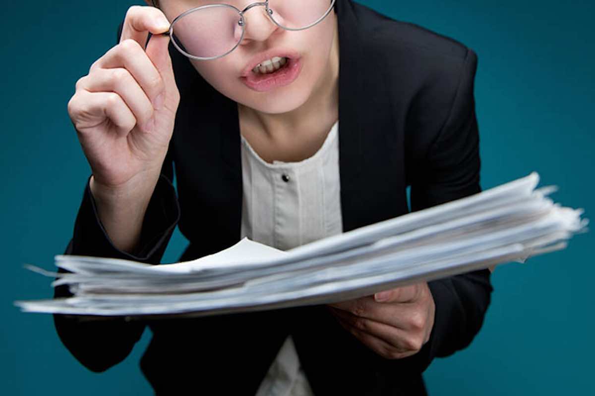 Donna occhiali sguardo arrabbiato