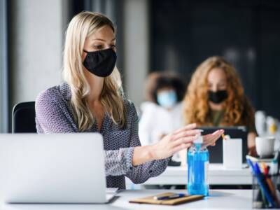 impiegata con mascherina