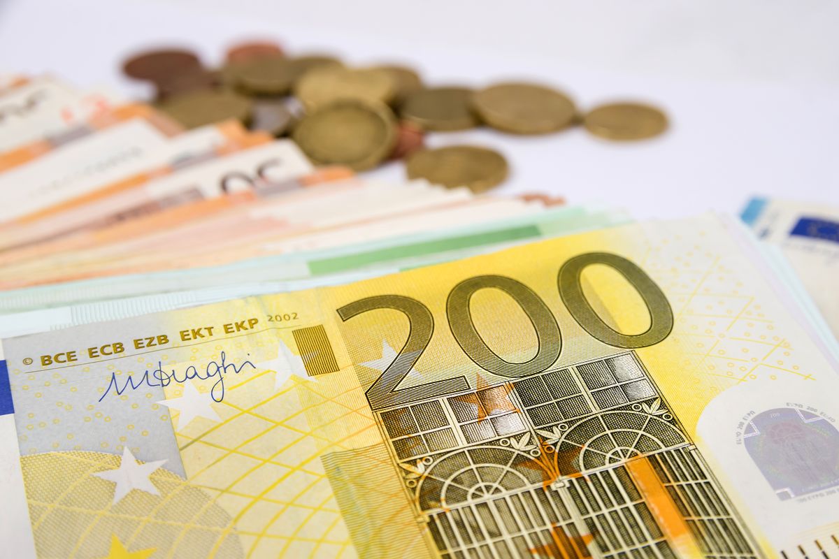 monete banconote soldi duecento euro