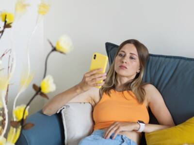 ragazza smartphone annoiata triste