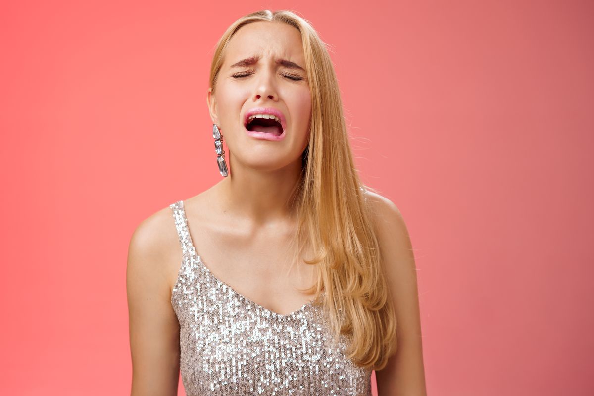 ragazza smorfia pianto