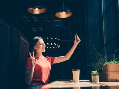 Influencer con smartphone