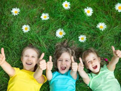 ragazzi bambini fiori