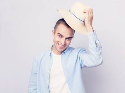 ragazzo sorridente sorriso cappello