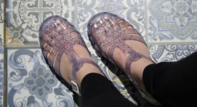 Il sandalo trendy brand new dell&#8217;estate 2022? Il &#8220;granchio&#8221; che diventa street, casual, elegante