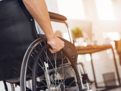 Passeggino da sedia a rotelle per le mamme paraplegiche: l’invenzione di un giovane studente – VIDEO