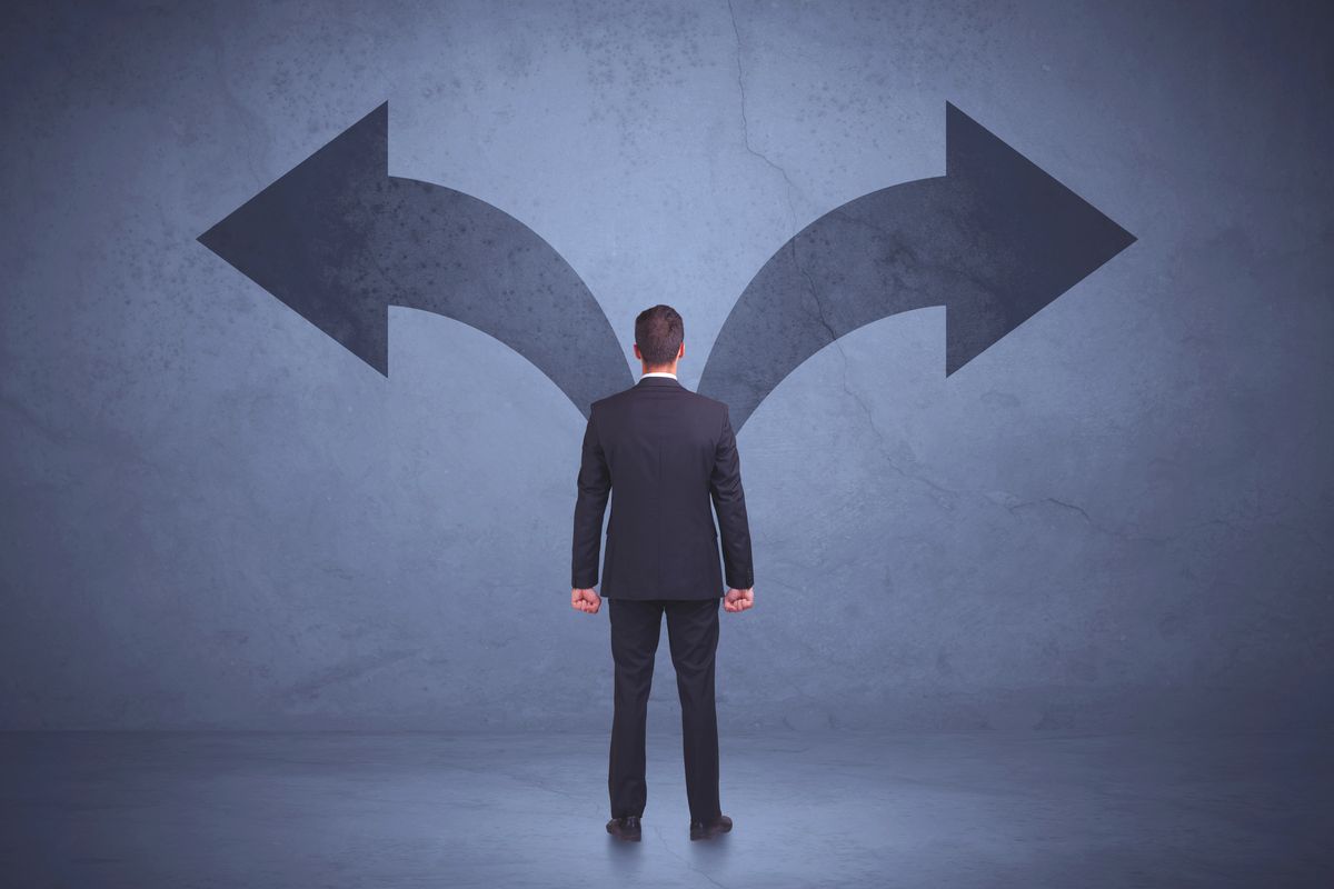 uomo affari bivio strade frecce