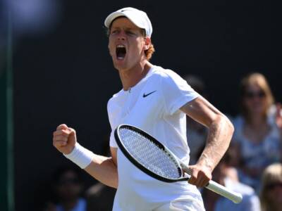Sinner sconvolge le regole fashion del tennis: a Wimbledon con un borsone griffato Gucci