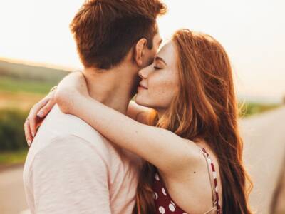 coppia ragazza abbraccio