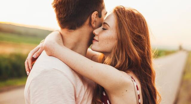 Gli abbracci sono più importanti dei baci: a dirlo è la scienza