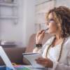 donna lavoro divano pc documenti