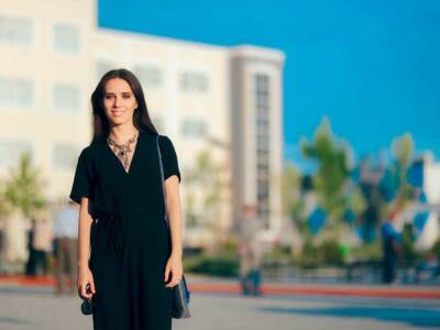 Socialite con abito nero