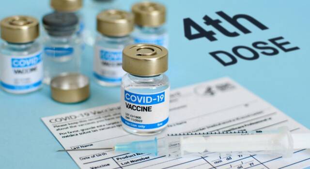 Via libera alla quarta dose del vaccino Covid anche per gli over 60: il parere degli esperti