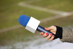 Giornalista sportiva sul campo
