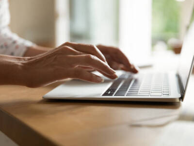 Scrittrice al lavoro su pc