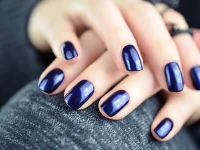 Unghie con smalto blu