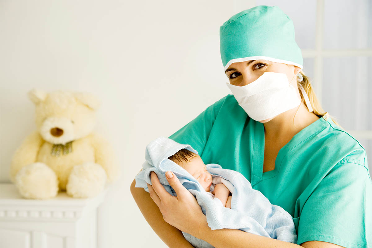 medico ginecologa parto neonato
