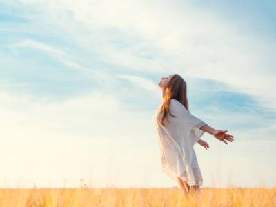 ragazza campo vento anima libera