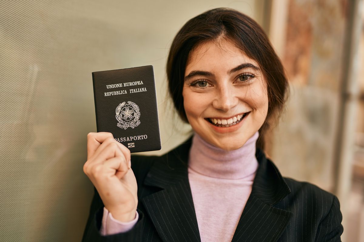 ragazza passaporto unione europea