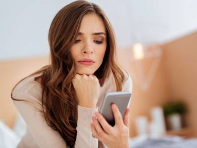 ragazza pensierosa smartphone telefono