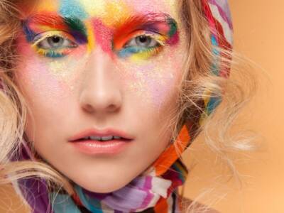 Make-up fantasy e multicolor: la vivace tendenza beauty dell’estate 2022