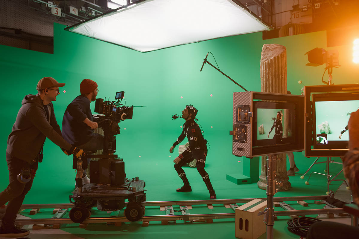 Set cinematografico con attori e registi