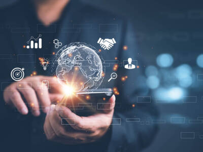 Uomo imprenditore affari smartphone rete web internet cellulare