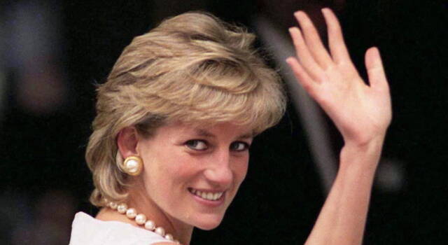 Lady Diana: il suo famoso maglione con la &#8220;pecora nera&#8221; venduto all&#8217;asta ad una cifra folle