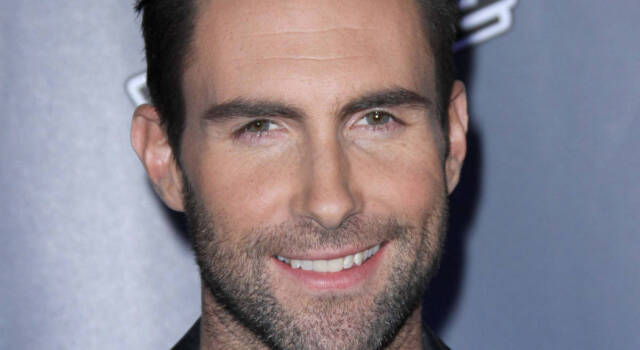 Adam Levine dei Maroon 5 ha tradito la moglie: l’amante lo sbugiarda su Tik Tok