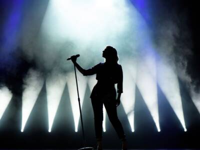 Cantante su palco con luci