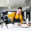 Cuoca realizza ricetta per social