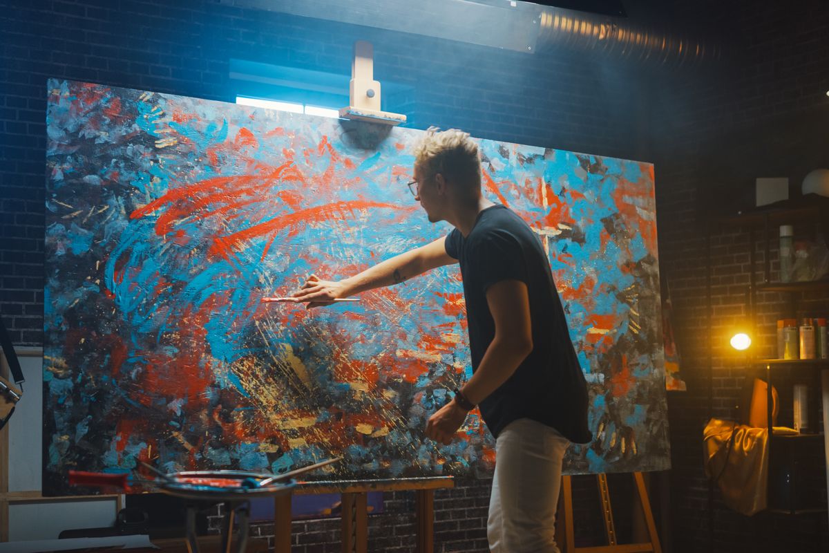 Giovane artista dipinge su tela