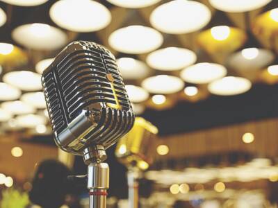 Microfono su palcoscenico