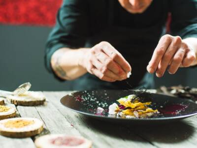 Chef che compone un piatto