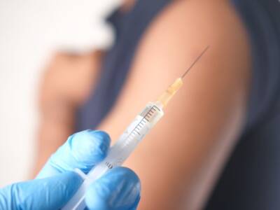 Covid, arrivano i vaccini bivalenti: via libera alla quinta dose per i soggetti fragili
