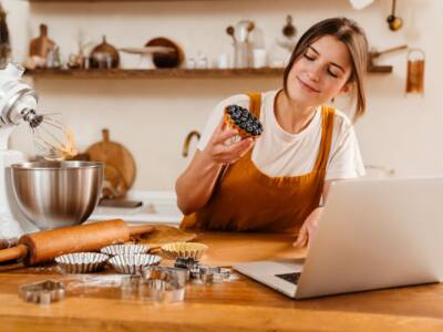Pasticcera che prepara dolci