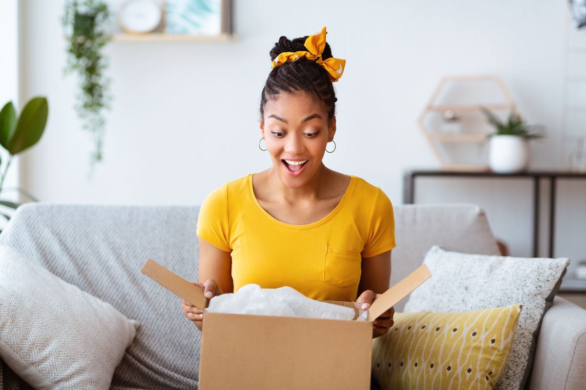 ragazza espressione sorpresa apre pacco scatola