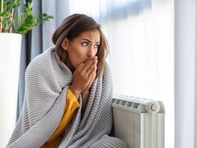 ragazza freddo casa coperta termosifone