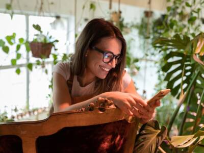 Ragazza sorridente con smartphone