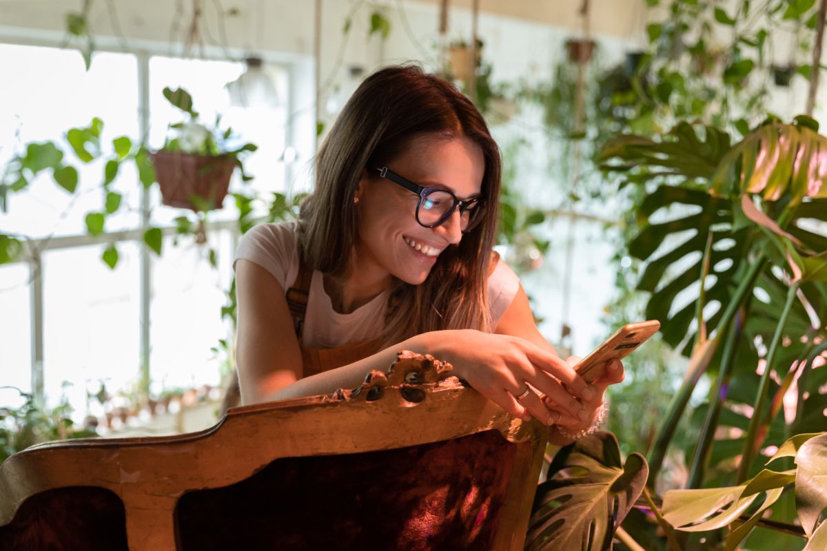 Ragazza sorridente con smartphone