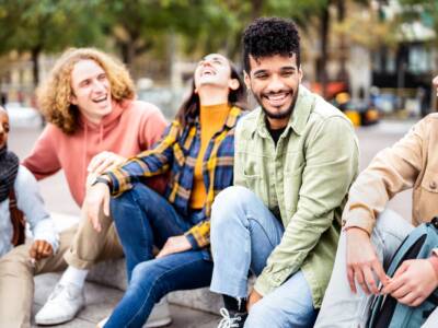 ragazzi amici millennials seduti scalinate piazza cittadina