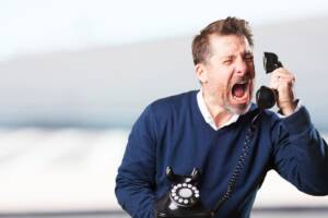uomo arrabbiato al telefono